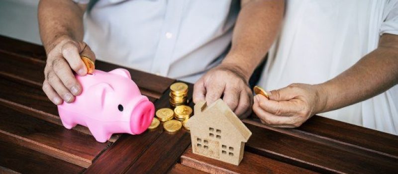 elderly-couples-talking-about-finance-with-piggy-bank_1150-7852